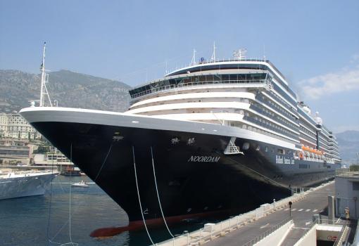 El espectacular buque Noordam atracado en puerto